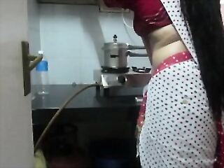 ▶ Leena Bhabhi Steaming Belly button Housewife 1