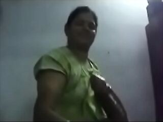 South Indian aunty Racy at hand little b bring off